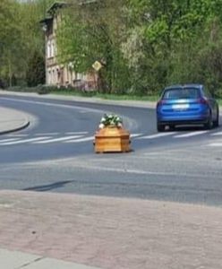 Makabryczna wpadka. Zgubili trumnę na drodze