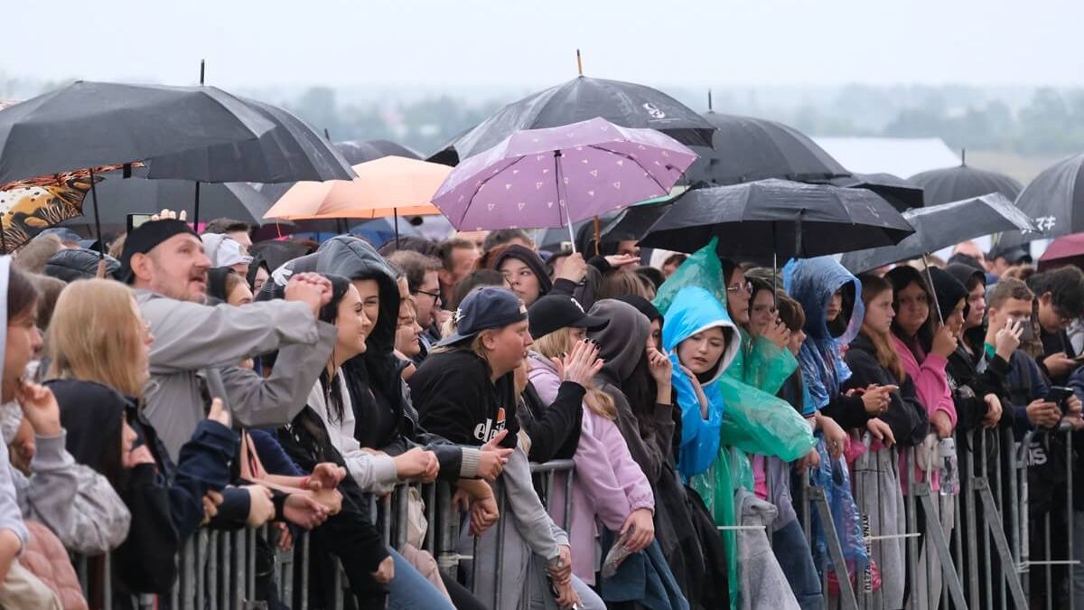 Publiczność w trakcie deszczu na Dożynkach Wojewódzkich w Świdniku