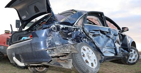 Zderzenie autobusu szkolnego z audi. Troje rannych, dzieci zabrały śmigłowce