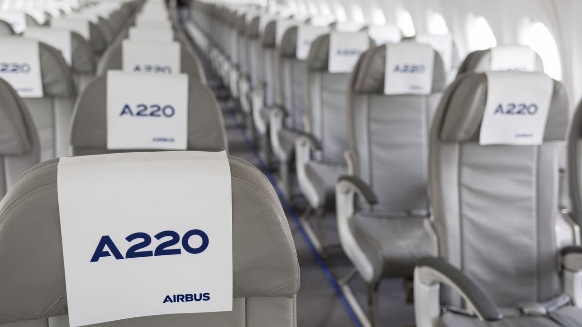 W kabinie Airbusa A220 fotele mają układ 3+2