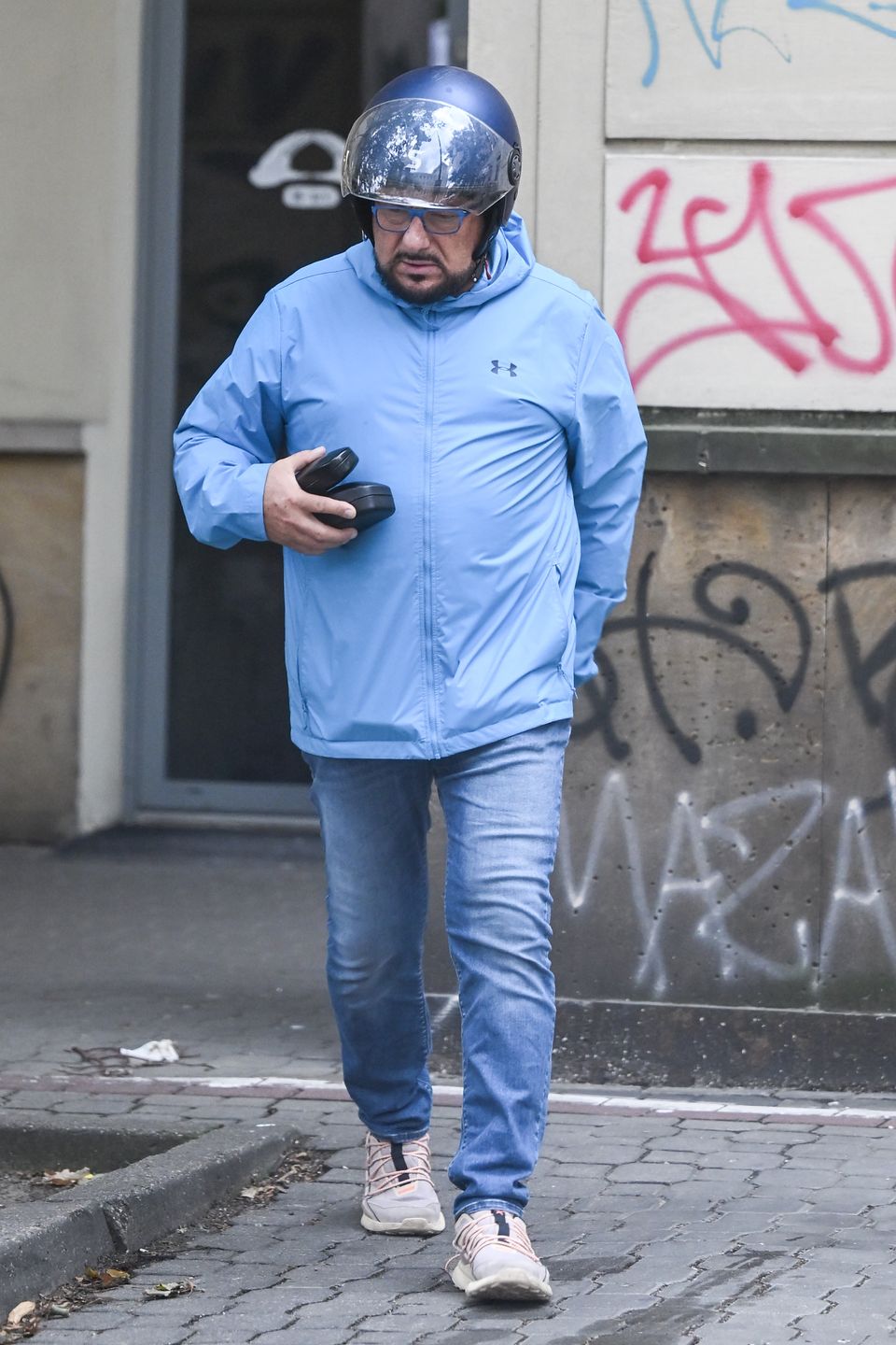 Piotr Gąsowski jedzie skuterem po pasie dla rowerów