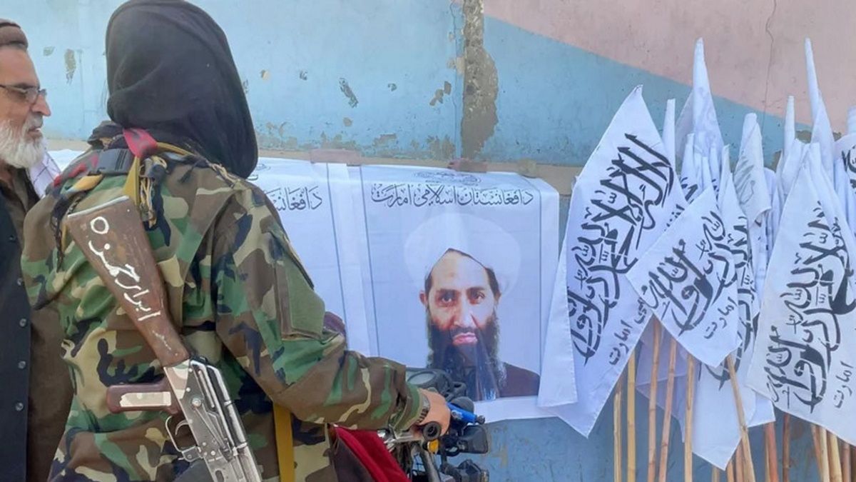 Przywódca Talibów (wiszący na plakacie)