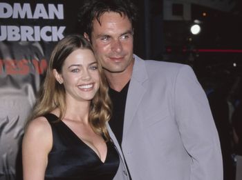 Denise Richards załamana po śmierci byłego partnera. "Nie może przestać płakać"