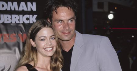Denise Richards załamana po śmierci byłego partnera. "Nie może przestać płakać"