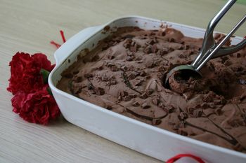 Domowe lody czekoladowe bez jajek. Ten smak zapada w pamięć. Poznaj przepis na idealne lody bez maszynki