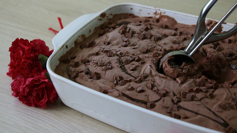 lody czekoladowe, lody, czekolada, deser, domowe lody, czekolada mleczma, cukier, przepyszny, smaczny, mrożony deser, prosty deser, pyszne, gotowanie