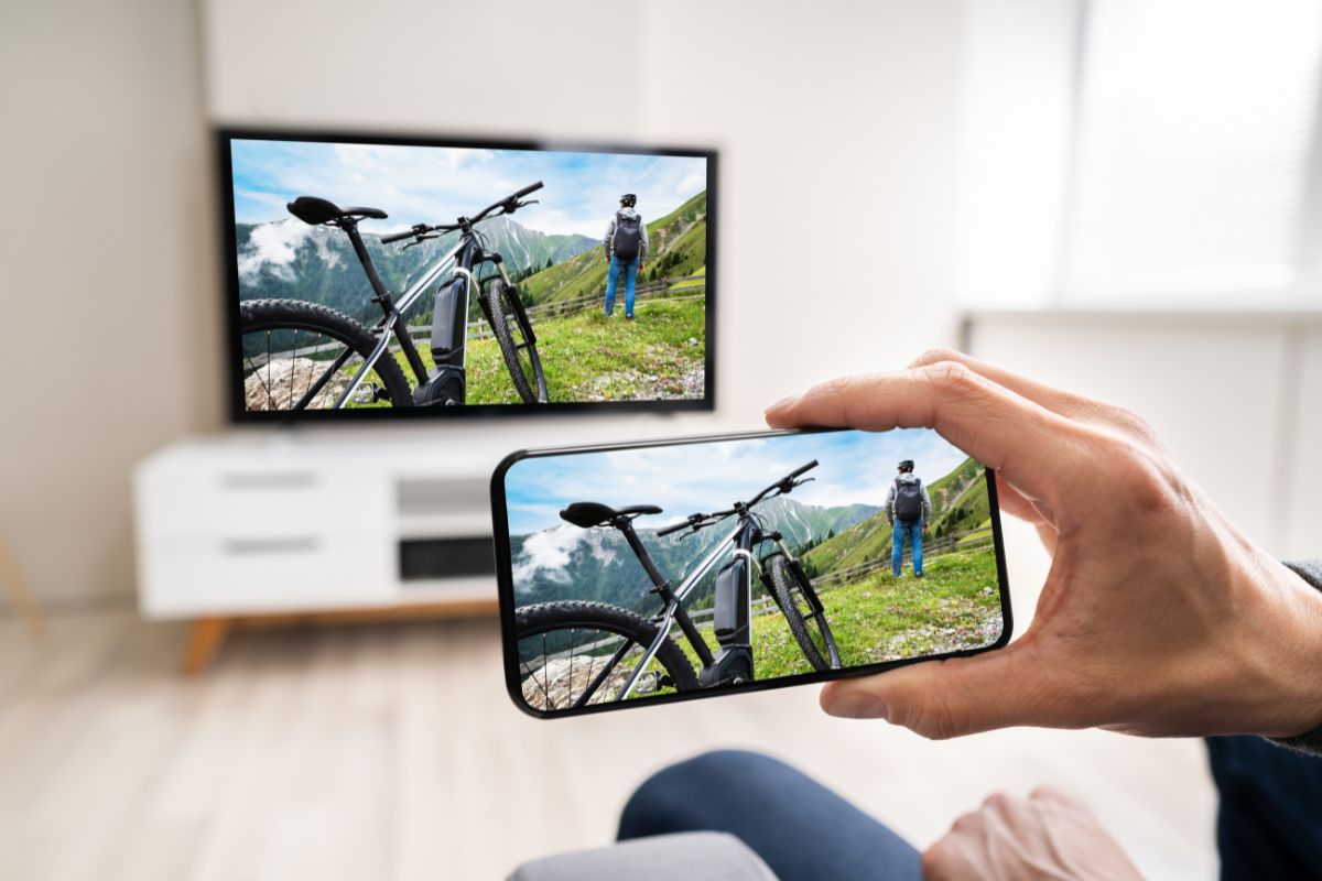 W jaki sposób udostępnić ekran smartfona na telewizorze?