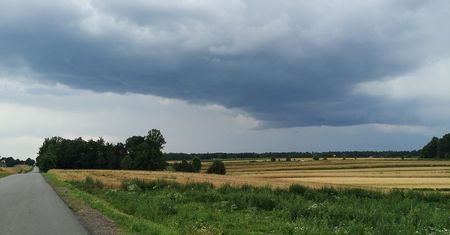 W poniedziałek przez region przejdą burze z gradem. IMGW wydało żółte ostrzeżenie