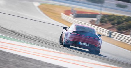 Nowe Porsche 911 Carrera S: niezmienny wzorzec samochodu sportowego