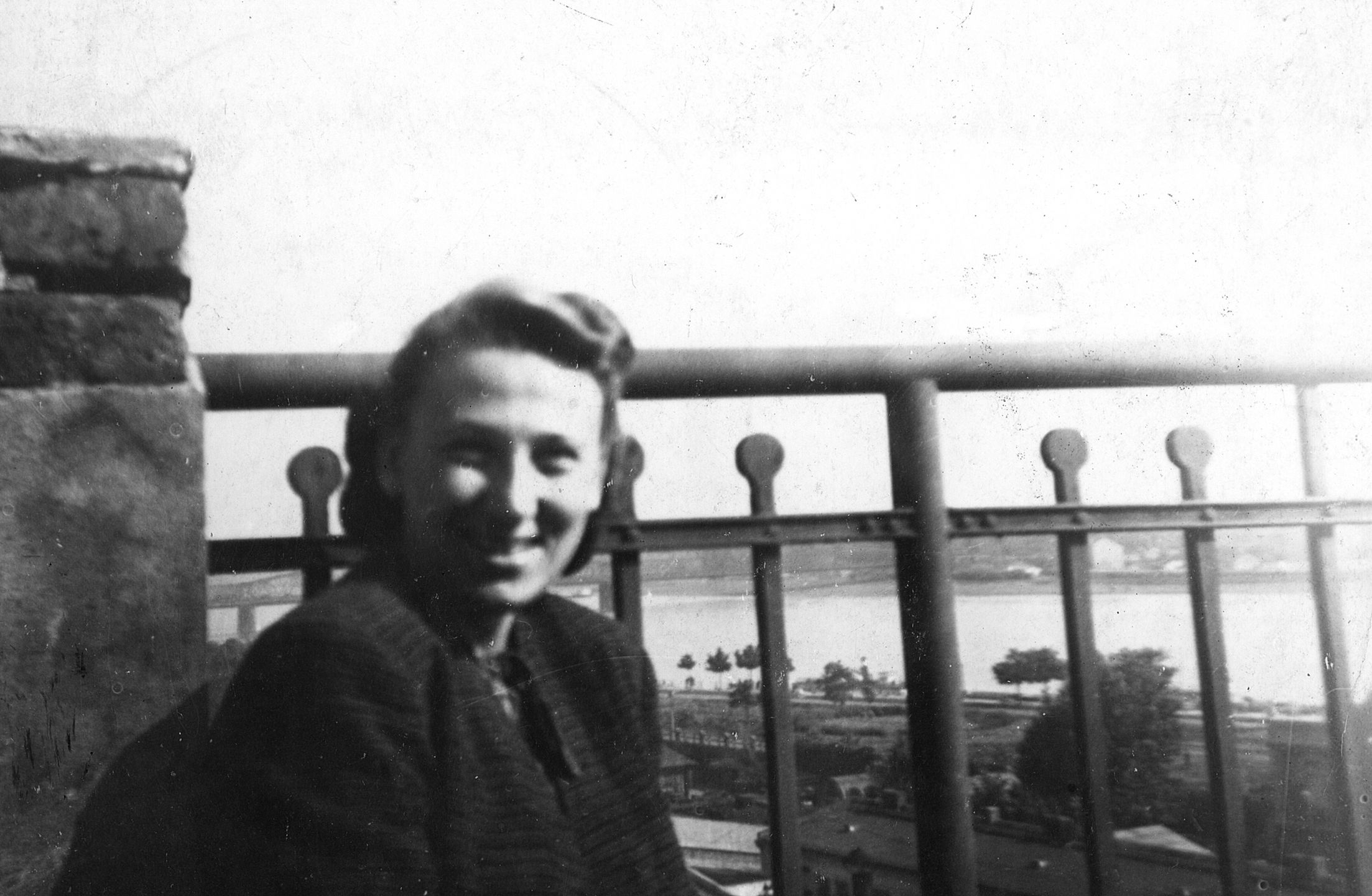 Danusia Zdanowicz (później Rossman), jednym z jej najważniejszych zadań podczas okupacji niemieckiej było pełnienie funkcji łączniczki “Zośki”, rok 1942
