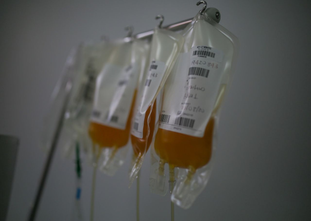 Amerykanie zezwalają na stosowanie osocza z krwi ozdrowieńców w leczeniu COVID-19