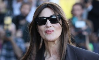 60-letnia Monica Bellucci świeci stanikiem na festiwalu filmowym. Towarzyszył jej Tim Burton