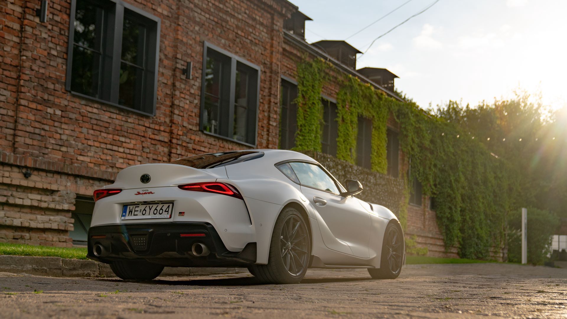 Toyota GR Supra wygląda zjawiskowo i prawdziwym fanom samochodów sportowych nie przeszkadza mariaż z BMW. 