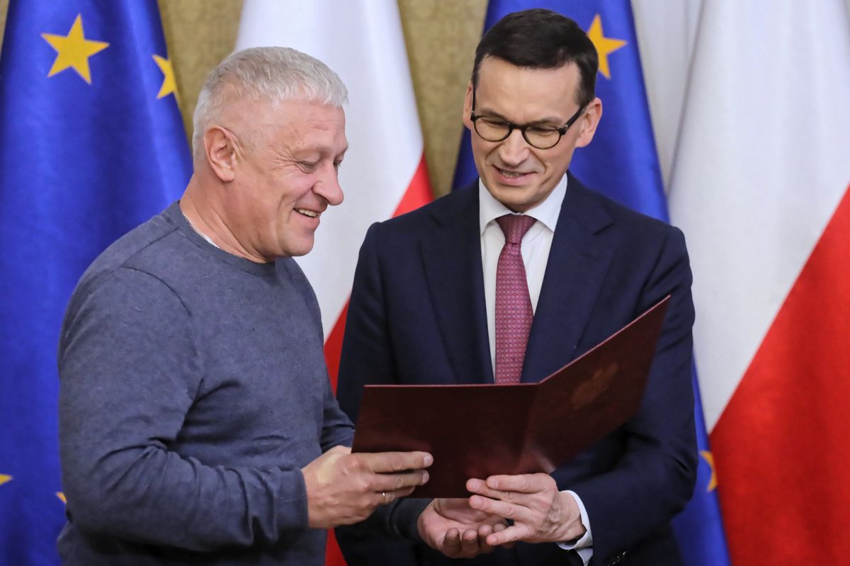 Premier Mateusz Morawiecki wręcza akty nadania obywatelstwa polskiego repatriantom podczas spotkania w Domu Polonii w Pułtusku - 19 października 2018  r. 