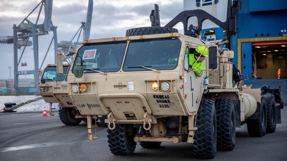 Transport amerykańskiego uzbrojenia dotarł do Danii. W poniedziałek trwał rozładunek militarnych pojazdów w porcie w Aarhus
