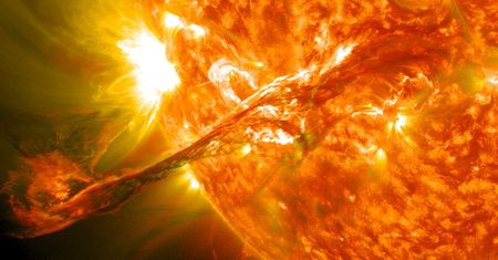 Obłoki plamy ze Słońca zmierzają w stronę Ziemi. Możliwe zorze polarne