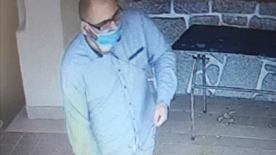 Konin. Zniszczył w kościele figurę Matki Bożej, policja publikuje jego wizerunek 