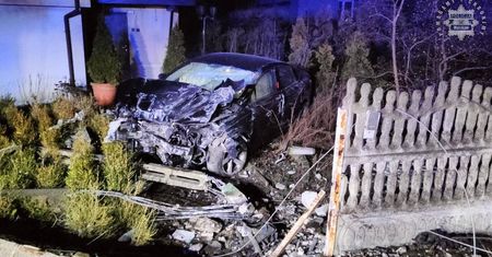 Koszmarny wypadek. Staranował ogrodzenie i pozbawił mieszkańców prądu