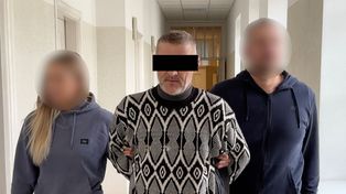 Warszawa: Kradli samochody, rozbierali je na części i wyłudzali odszkodowania. Policja rozbiła gang