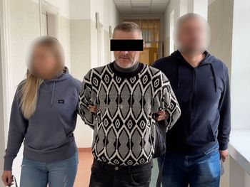 Warszawa: Kradli samochody, rozbierali je na części i wyłudzali odszkodowania. Policja rozbiła gang