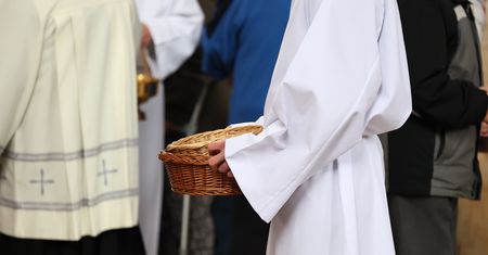 Koniec zbierania na tacę? Księża mają nową propozycję