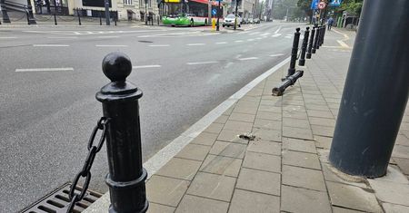 Ratując się przed uderzeniem w tył autobusu, zjechał na chodnik. Wyrwany słupek uderzył w stojącą 16-latkę [ZDJĘCIA]
