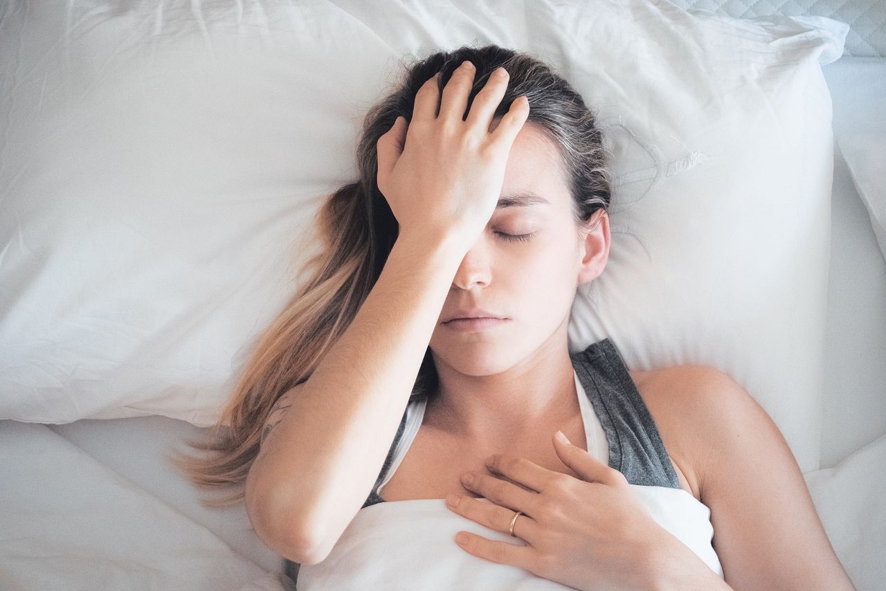 mal di testa, dolore, emicrania, sinusite, mattino, dormire, stress, donna, mamma, risveglio, cranio, rinite, allergia, primavera, pollini, tempie, male, malattia, stressata, stanchezza, alba, voglia, lavoro, scuola, preoccupazioni, routine, quotidiano, malessere, pillole, mestruazioni