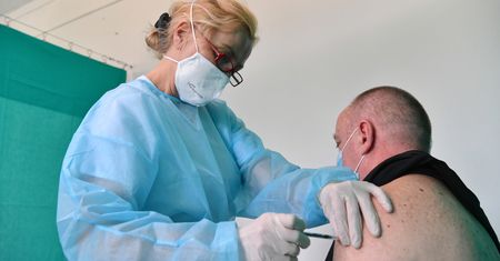 Szczepienia na COVID-19 z nowym harmonogramem. Dworczyk ujawnił szczegóły