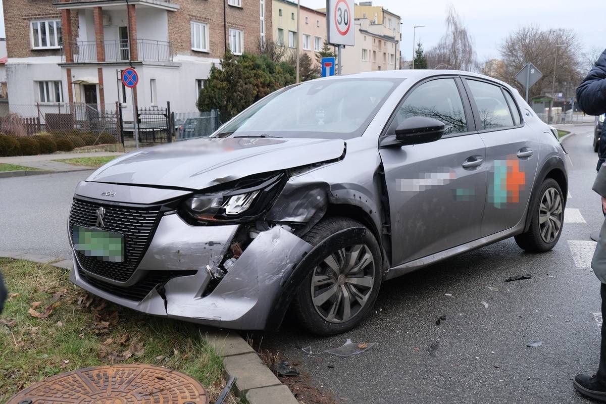 Zderzenie toyoty z peugeotem na ul. Józefa Poniatowskiego w Lublinie