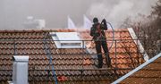 Mycie dachu - wtedy warto to zrobić. Jakie są koszty mycia dachu w 2026?