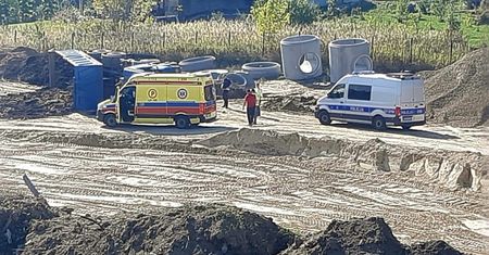 Lublin: Ciężarówka przewróciła się na budowie. Kierowca trafił do szpitala