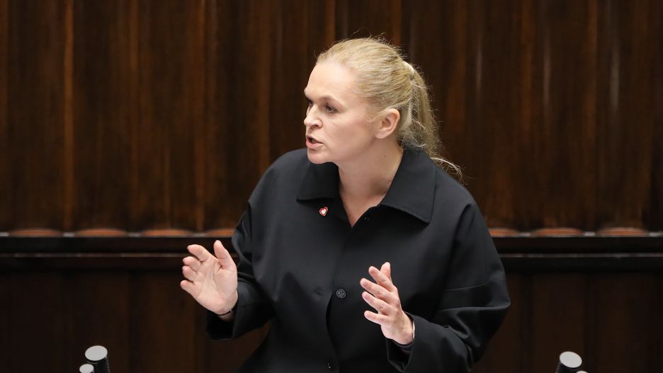 Warszawa, 11.12.2023. Posłanka KO Barbara Nowacka przemawia na sali obrad Sejmu w Warszawie, 11 bm. Premier Morawiecki przedstawił posłom program działania Rady Ministrów z wnioskiem o udzielenie jej wotum zaufania. (jm) PAP/Paweł Supernak