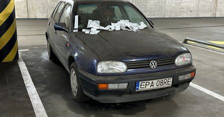 Mandaty już się nie mieszczą za wycieraczkami. Tajemniczy golf