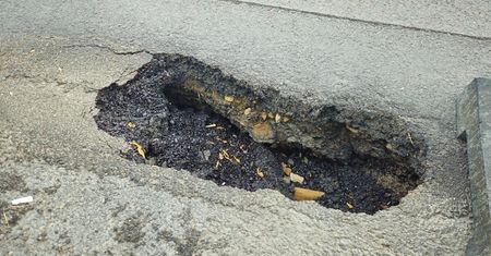W tym miejscu już dwa razy zapadła się jezdnia. Nikt nie wie dlaczego (zdjęcia)