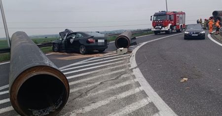Groźny wypadek na DK78. Stalowe rury spadły na osobówkę