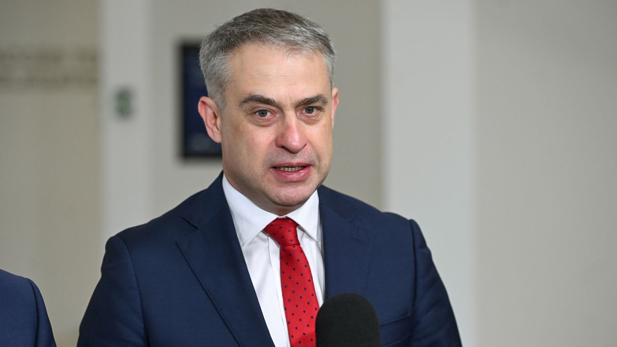 Luksemburg, 06.06.2025. Przewodnictwo Polski w Radzie UE. Wicepremier, minister cyfryzacji Krzysztof Gawkowski podczas wypowiedzi dla mediów przed posiedzeniem Rady ds. Transportu, Telekomunikacji i Energii w Luksemburgu, 6 bm. (jm) PAP/Daniel Gnap