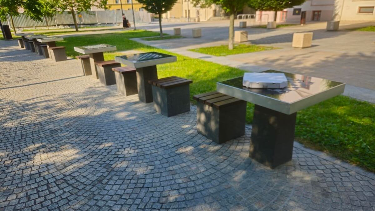Nowe stoliki szachowe na Placu Litewskim