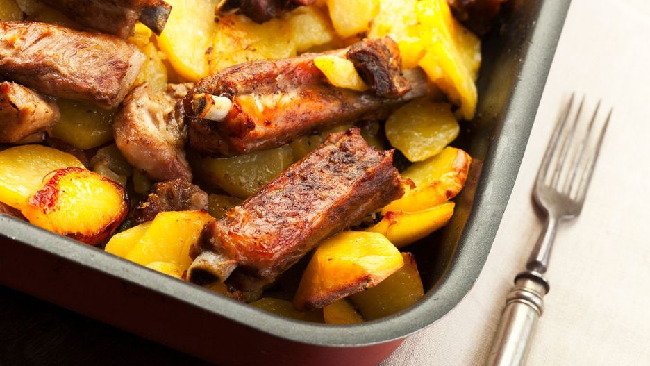 Żeberka pieczone z ziemniakami