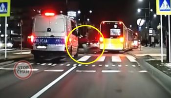 Sceny na drodze. Policja musiała pilnie hamować. 1 mln wyświetleń