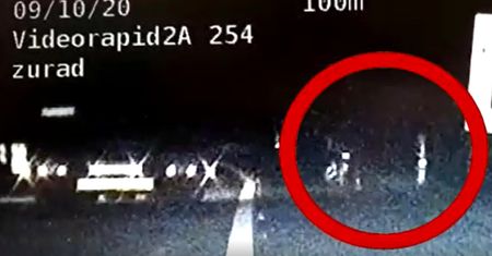 Rowerzysta jechał w nocy autostradą. Posłuchał nawigacji i głosu serca
