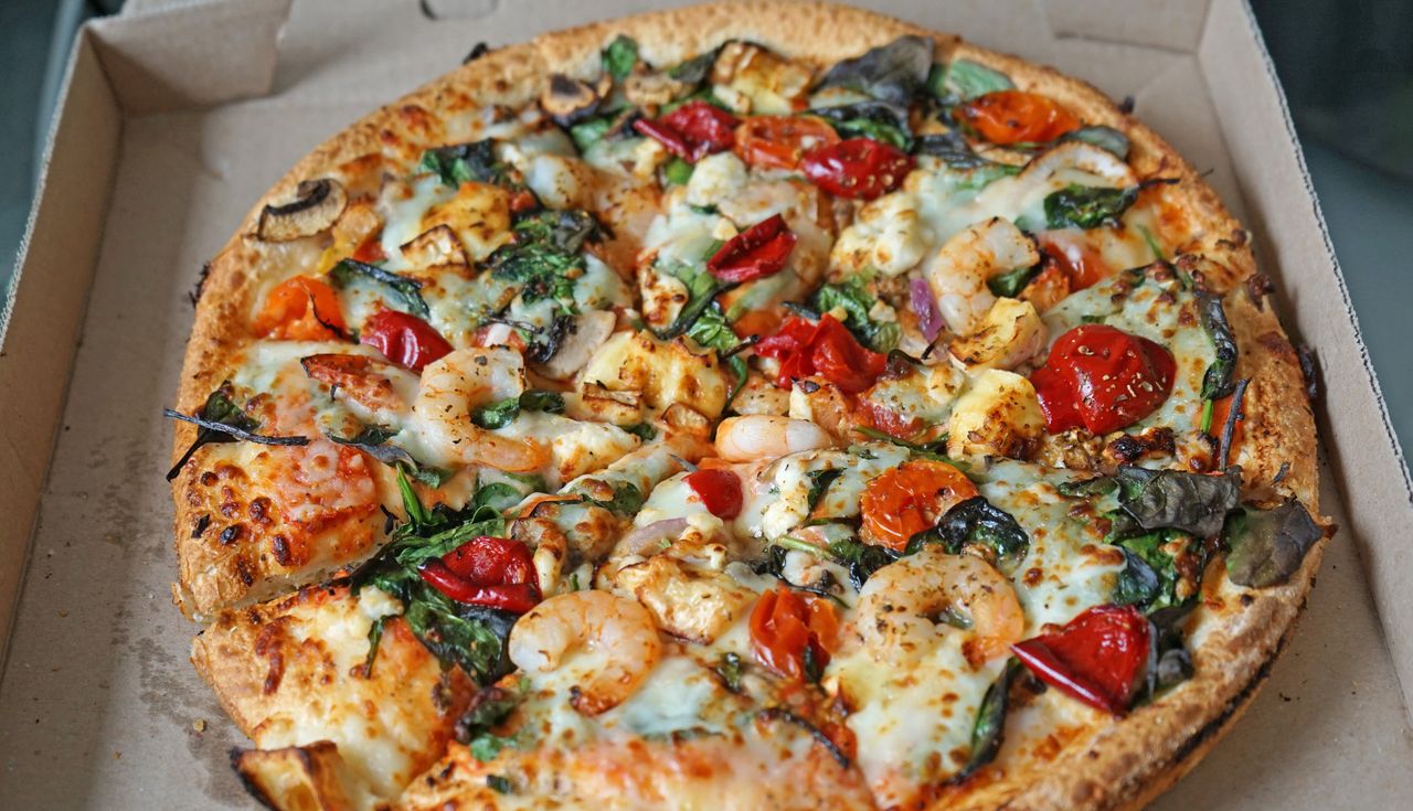Domowa pizza z krewetkami i pomidorkami koktajlowymi