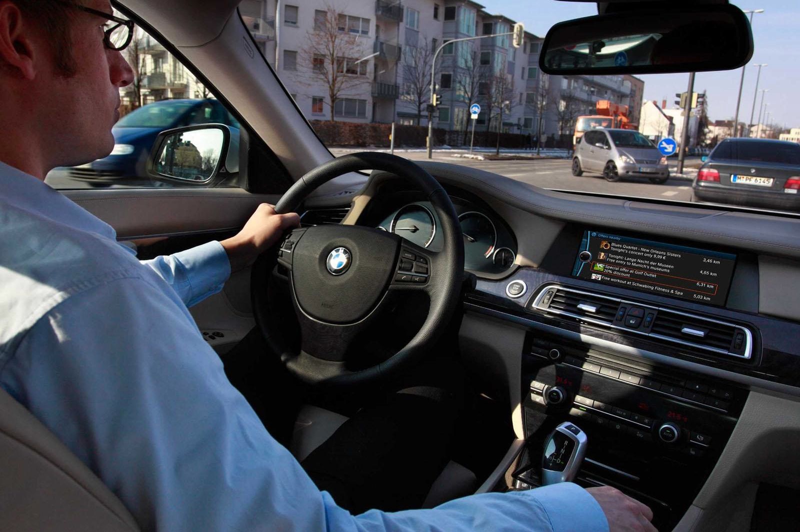 Reklamy i oferty na ekranie iDrive? BMW już testuje takie rozwiązanie