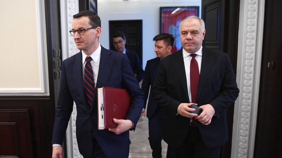 - Większość spotkań odbywamy w formie wideokonferencji, dlatego pozostali członkowie rządu nie muszą być objęci kwarantanną - zapewnia Marlena Maląg.