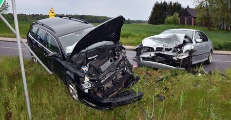 Kierowca bmw wyjechał na "czołówkę". Oto efekt