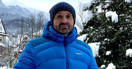 Zakopane. Dziennikarz TVP poszedł na Krupówki w takiej kurtce. "Horror"