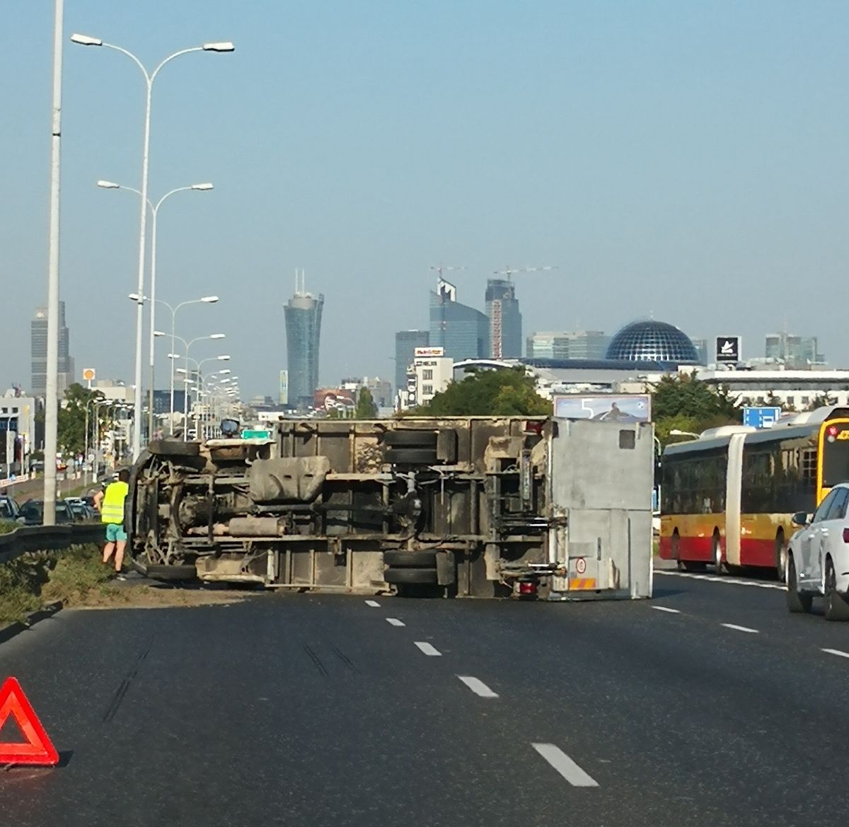 Warszawa. Wypadek na Alejach Jerozolimskich. Ciężarówka na drodze