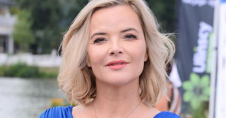 Monika Zamachowska pozuje w pomarańczowym kombinezonie. To nawiązanie do serialu "Dom z papieru"