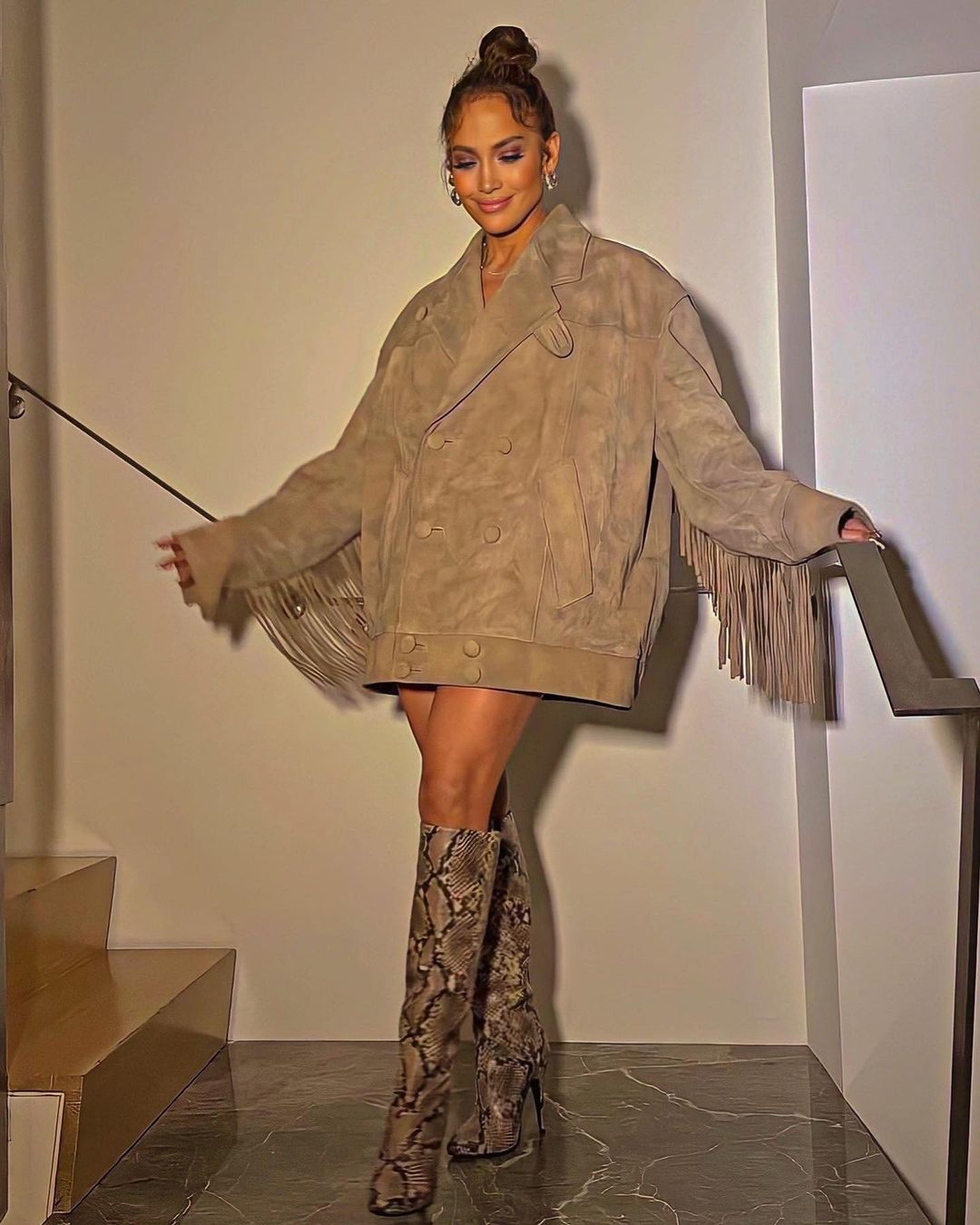 Jennifer Lopez w kozakach z wężowym printem 