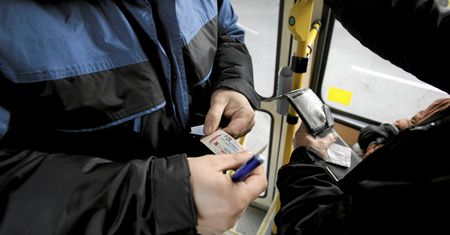 Długi za jazdę bez biletu komunikacją miejską. Coraz więcej młodych gapowiczów