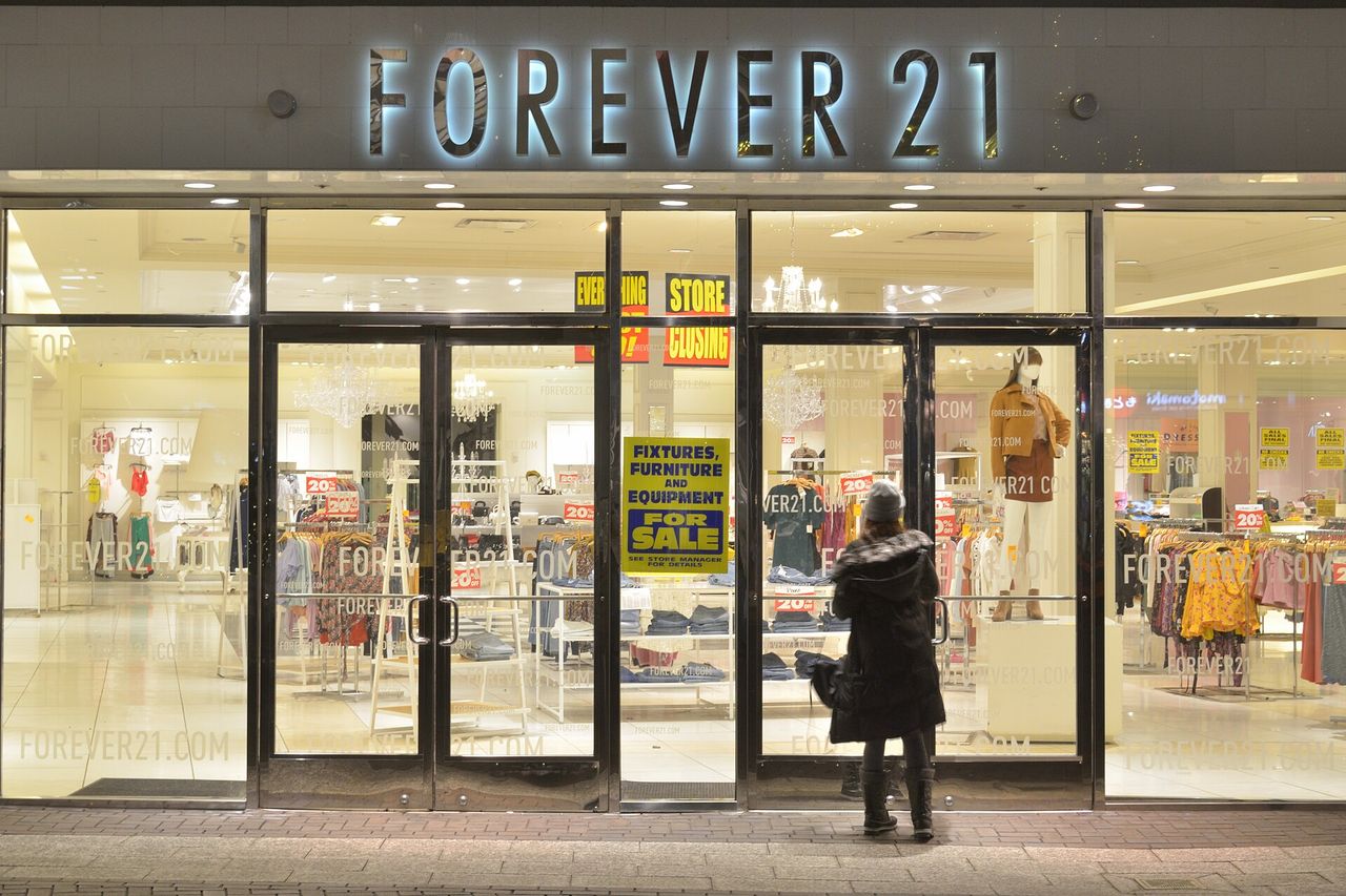 Forever 21 na skraju upadłości – kultowa marka fast fashion zamyka działalność w USA?